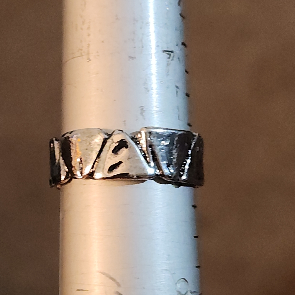 Elegant Adjustable Silvery Band Ring Size 7/8 - Picture 4 of 4